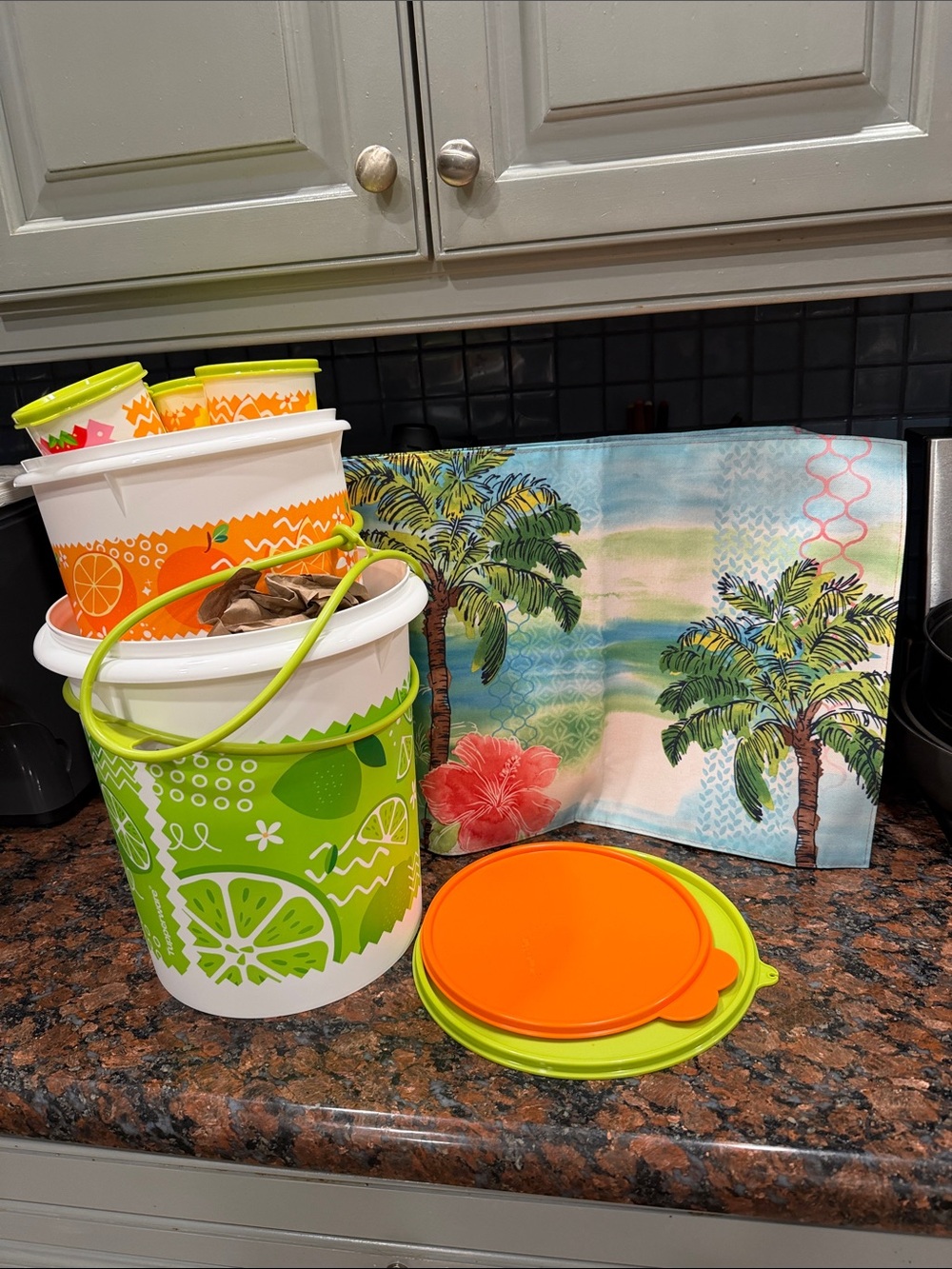 Tupperware Citrus Bucket Set Green & Orange four cups with lids  two placemats